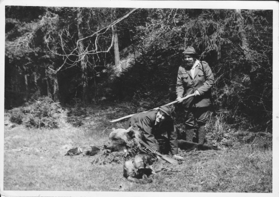 Zaslúžilý umelec Štefan Kvietik pri pasovaní za lovca medveďov