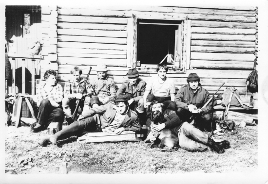 Chlapi po brigáde na poľovníckej chate Poška.