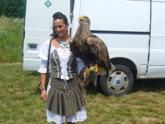 Krásna maďarská poľovníčka s ešte krajším slovenským vtákom v  ruke :-)