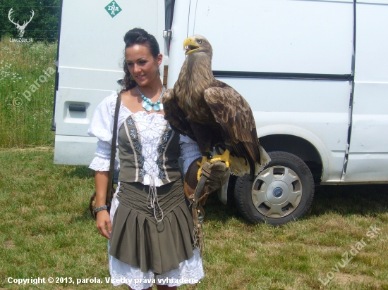 Krásna maďarská poľovníčka s ešte krajším slovenským vtákom v  ruke :-)