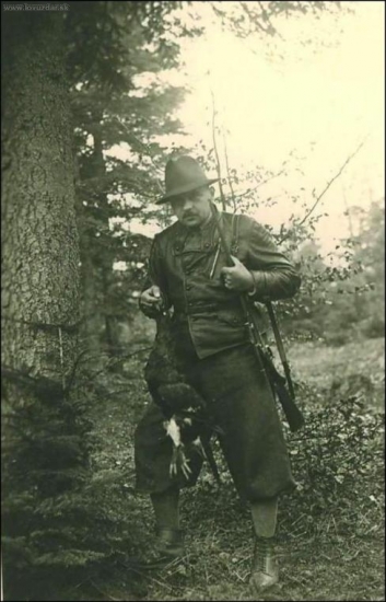 Tetrovec ID 56592 starý otec s úlovkom (archív)