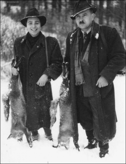 Starý otec s otcom po prvom pohone...