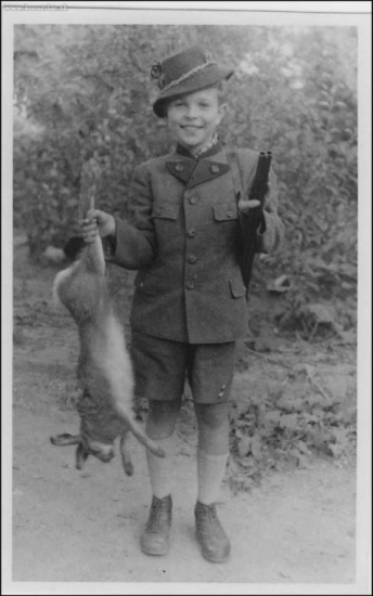 Môj otec s prvým uloveným zajacom