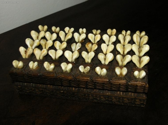 Kazeta vykladaná grandlami