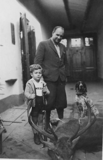 S plnou vážnosťou pri ulovenom jeleňovi /otec/