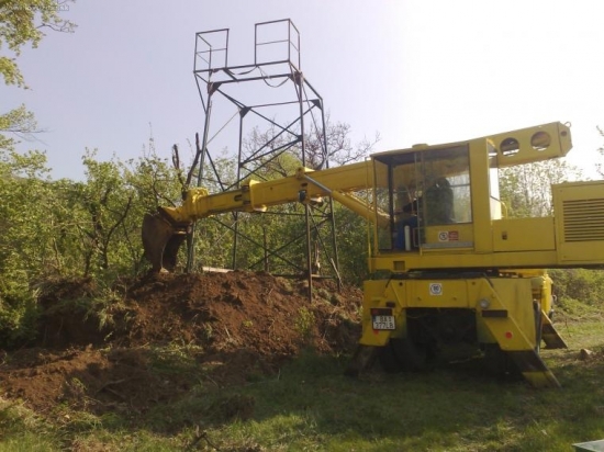 Stavba noveho posedu, zatial len nohy.