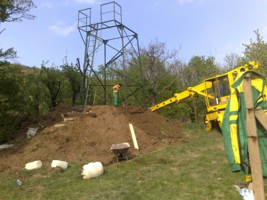 Stavba noveho posedu, zatial len nohy.