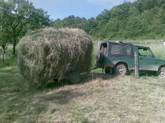 takto vozim lucerku do krmelca