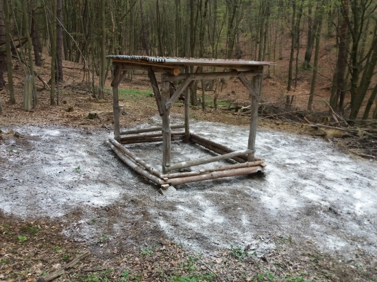 Vyčistený a vydenzifikovaný krmelec po zime