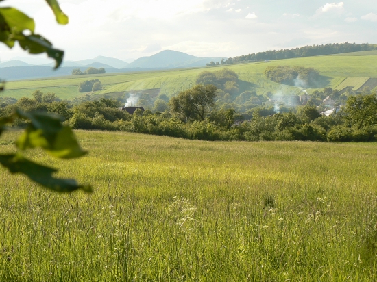 dedinka v údolí...