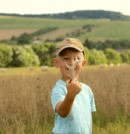 -ležal v nepokosenom poraste-
