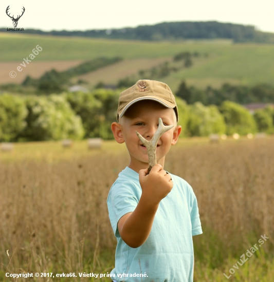 -ležal v nepokosenom poraste-