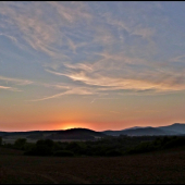skrylo sa za kopček ...