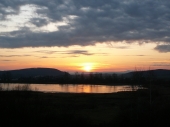 západ slnka nad rybníkom