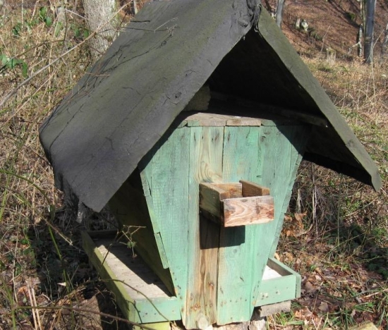 samospadovy krmelec na jadrove krmivo