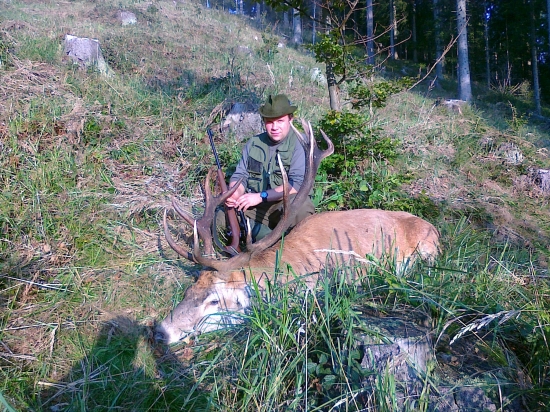 Pravý kmeň je o 32 cm kratší.