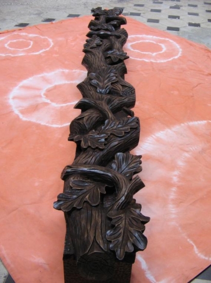 Vyřezávaná konzole nad okno na záclonu a závěs