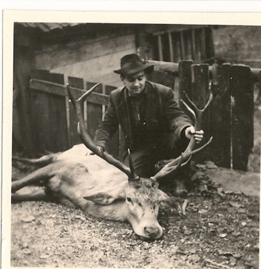 Lovec so svojim úlovkom