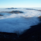 dolina ponorena v hmle