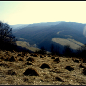 Tam na konci v pravo prameni rieka Topľa