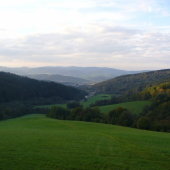 Sumrak sada do doliny. (pohľad z posedu)