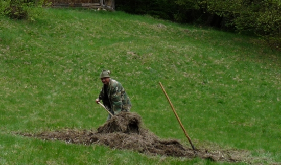 Čistenie lúky po zimnom prikrmovaní