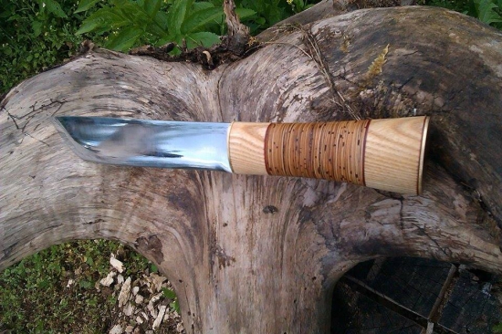 Laponec z rúčkou z brezovej kôry.