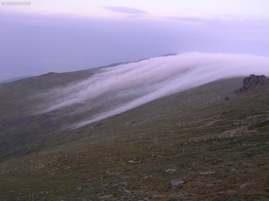 Hôľna hmla sa plazí....