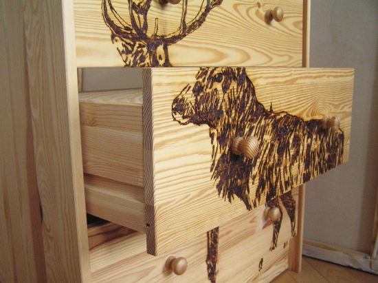 skrinka s jeleňom detail