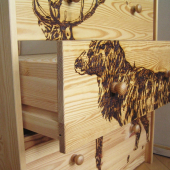 skrinka s jeleňom detail