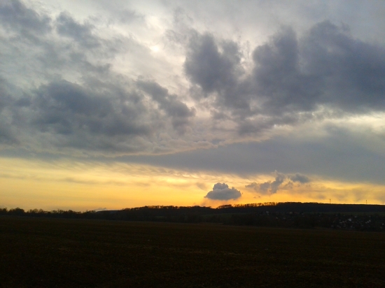 Svetlo nad záhrad.osadou