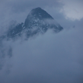 Lomničák v hmle za súmraku