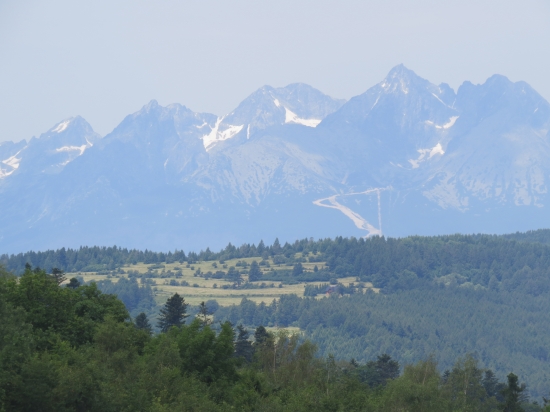 Dvorce a v pozadí Tatry