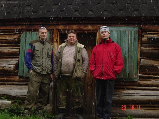 S kamarátmi pri zrube na Močaroch