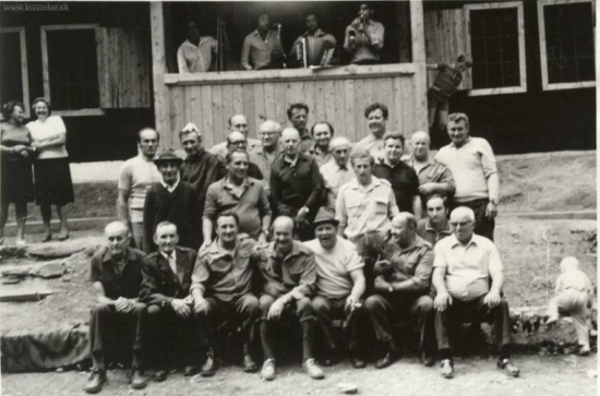 Členovia PZ Žiare Selce pri príležitosti renovácie chaty