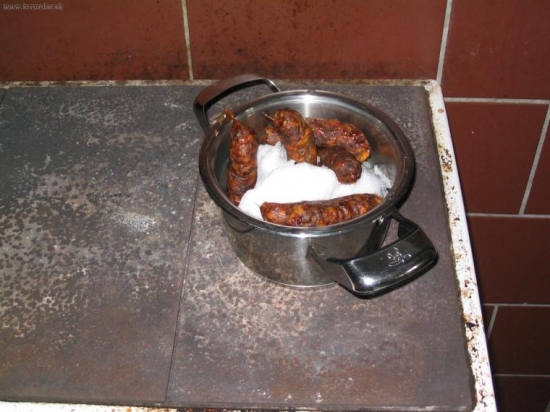 Takto sa varia klobásy na chate v zime