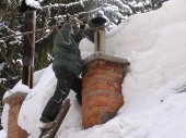 Odstraňovanie snehu zo strechy na našej chate