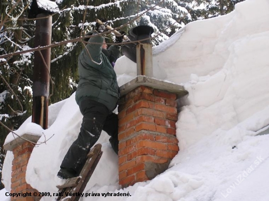 Odstraňovanie snehu zo strechy na našej chate