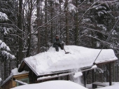 Odstraňovanie snehu zo strechy na altánku