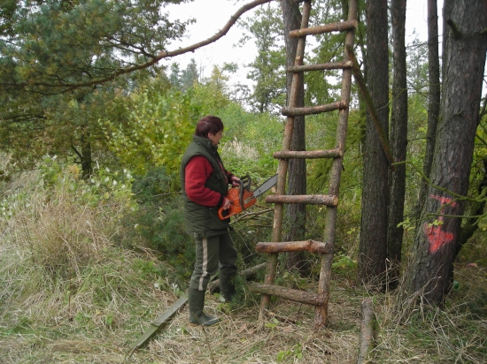 Manželka při výrobě posedu.