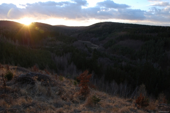 západ slunce na vrchovině...