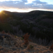 západ slunce na vrchovině...