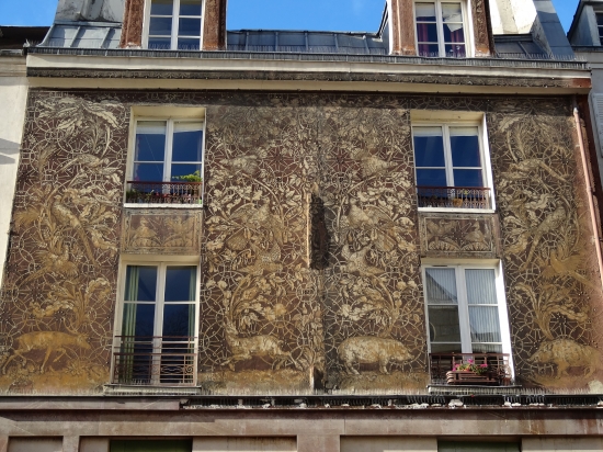 Nádherná fasáda domu s poľovníckou tématikou