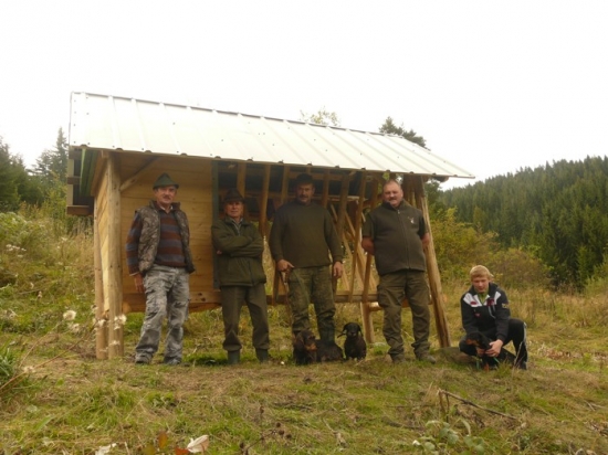 novy krmelec so zasobnikom