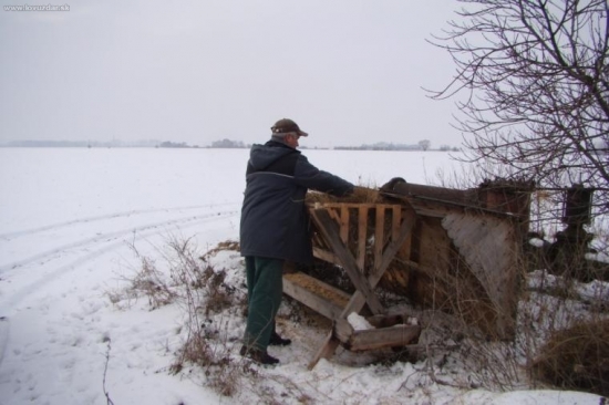 čistenie a plnenie krmelca