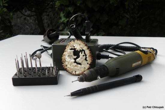 Takhle vzniká řezba do jelení růže