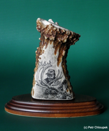 Lovec s uloveným sobem caribou