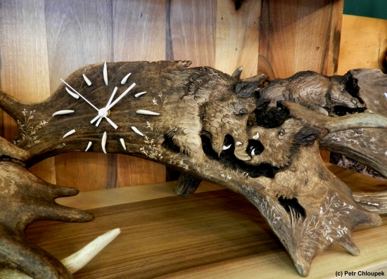 Hodiny s motivy kňourů