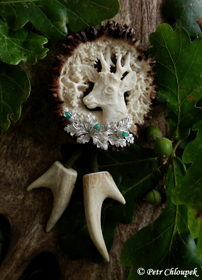 Luxusní bolo s řezbou kapitálního srnce a stříbrnými lístky s žaludy z chrysoprasu