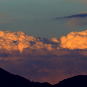 Mraky osvietené slnkom pri západe.